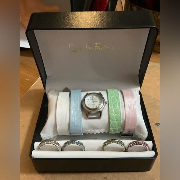 Quarter Factory: Silver tone watch with Four Exchangeable bands and 4 band faces - Picture 1 of 11